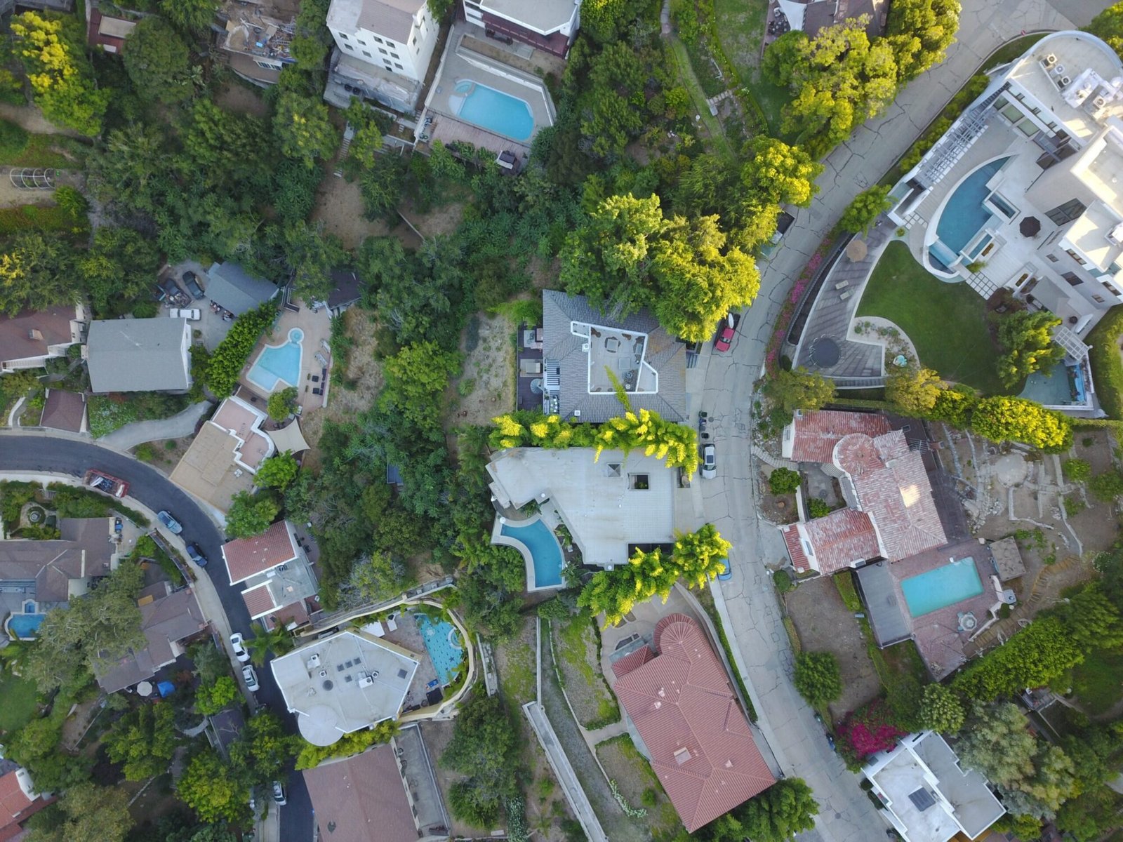 long walk around los angeles as seen from an aerial photo of the city.